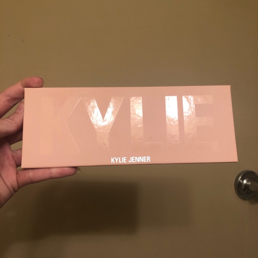 kylie jenner cosmetics eyeshadow palette
